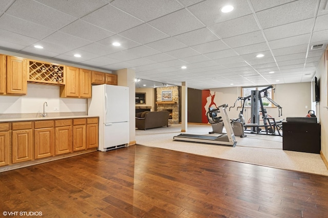 workout room featuring dark wood-type flooring, visible vents, indoor wet bar, and recessed lighting