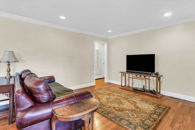 living area featuring recessed lighting, baseboards, wood finished floors, and crown molding