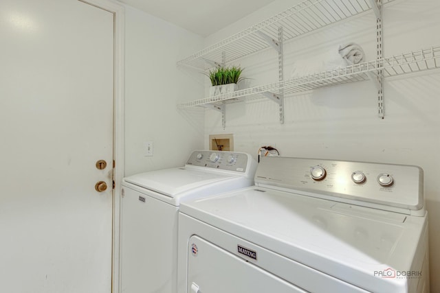 621 Raintree Rd, Buffalo Grove, IL 60089 - laundry area featuring washer and clothes dryer