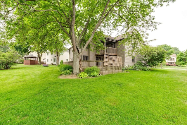 621 Raintree Rd, Buffalo Grove, IL 60089 - view of grassy yard with a balcony
