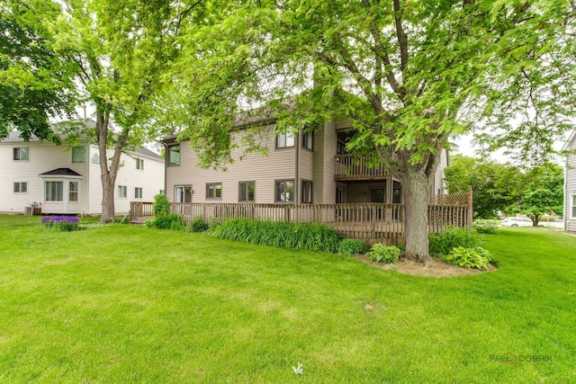 621 Raintree Rd, Buffalo Grove, IL 60089 - view of property's community with a lawn and a wooden deck