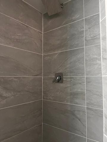 details featuring tiled shower