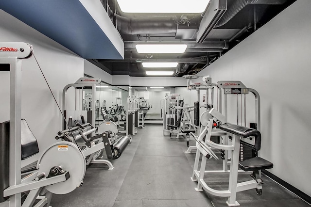 exercise room featuring baseboards