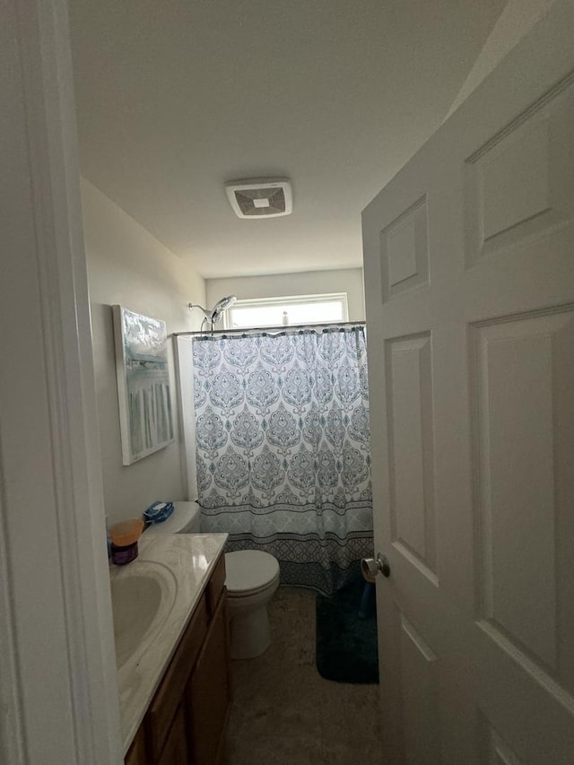 bathroom featuring a shower with curtain, toilet, visible vents, and vanity