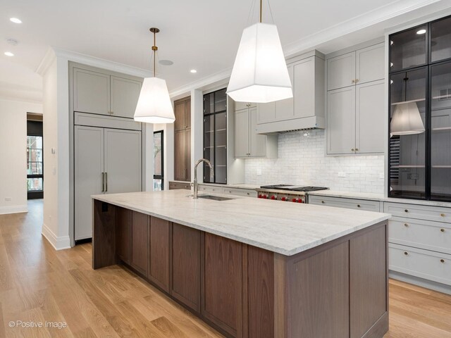 2832 N Racine Ave Unit 1E, Chicago, IL 60657 - bar with a sink, light wood-style flooring, and decorative backsplash