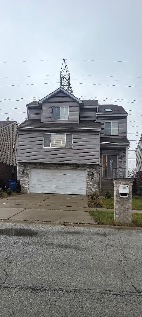 view of front facade with driveway and an attached garage