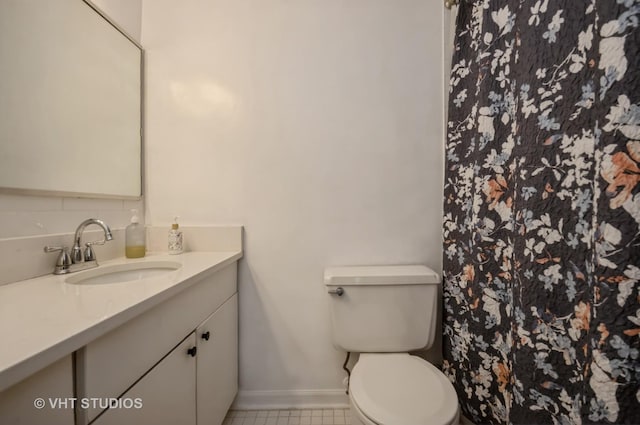 bathroom featuring vanity, a shower with shower curtain, baseboards, decorative backsplash, and toilet