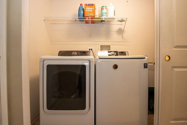 laundry room with laundry area and washer and clothes dryer