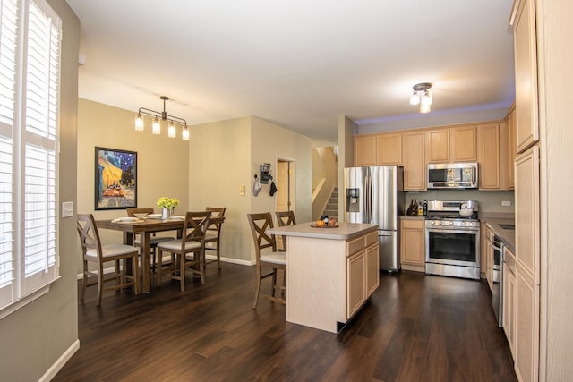 kitchen with stainless steel appliances, dark wood-style flooring, a breakfast bar area, and light brown cabinetry