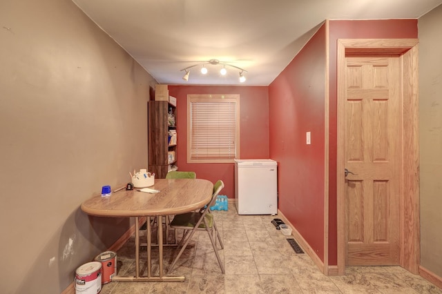 dining area with visible vents and baseboards