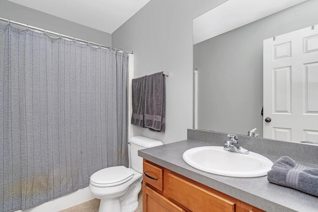 full bathroom featuring toilet, tile patterned flooring, a shower with shower curtain, and vanity