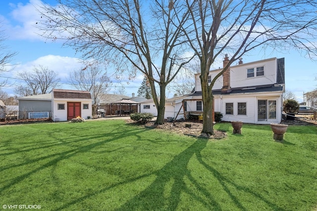 view of yard featuring an outbuilding