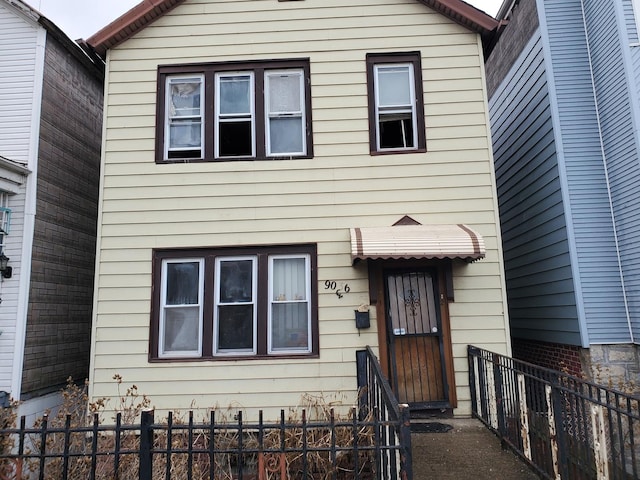 view of front facade featuring a fenced front yard