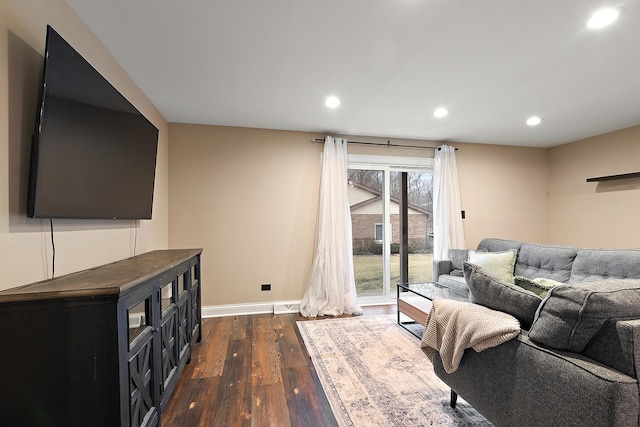 living room with dark wood-style floors, recessed lighting, and baseboards