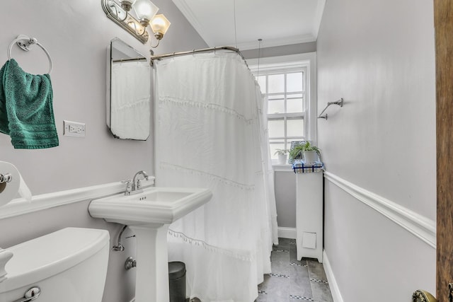 full bath with ornamental molding, toilet, and curtained shower