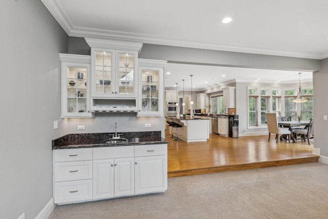 bar featuring ornamental molding, a sink, and baseboards