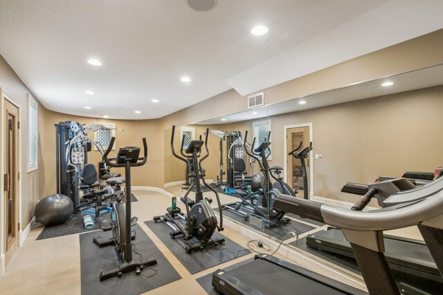 exercise area with baseboards, visible vents, and recessed lighting