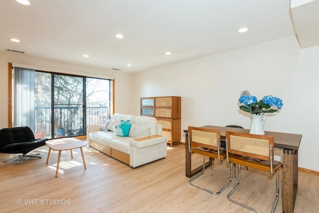 living room featuring recessed lighting, visible vents, baseboards, and light wood-style flooring