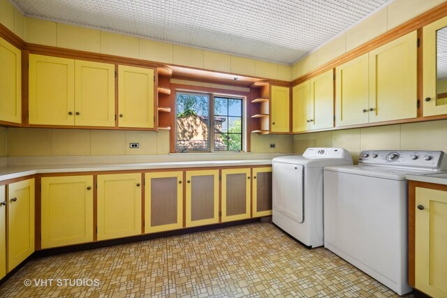 laundry area featuring cabinet space and independent washer and dryer