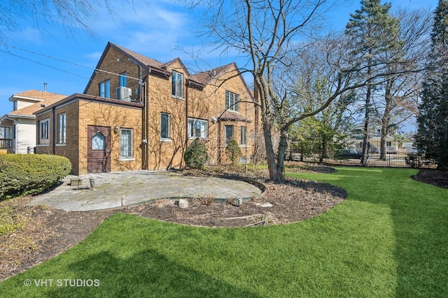 view of front facade featuring brick siding and a front yard