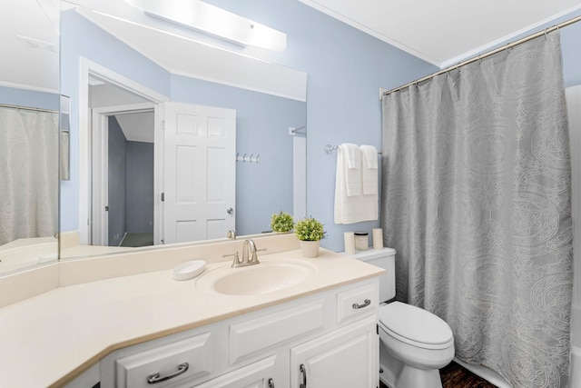 full bath featuring crown molding, vanity, toilet, and a shower with curtain