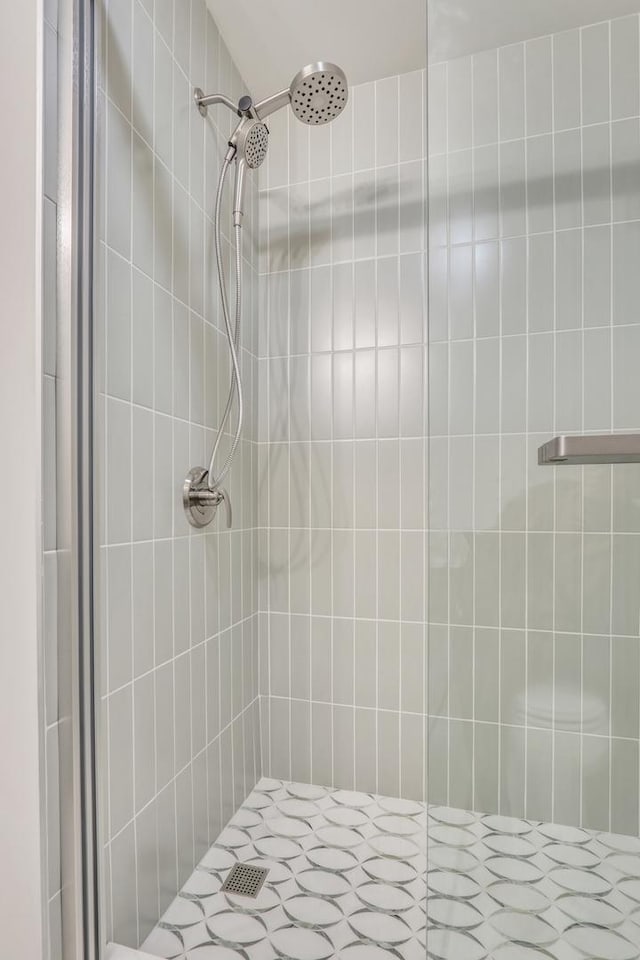 bathroom featuring tiled shower