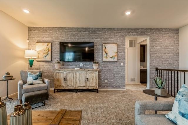 living area featuring carpet floors, recessed lighting, visible vents, and baseboards