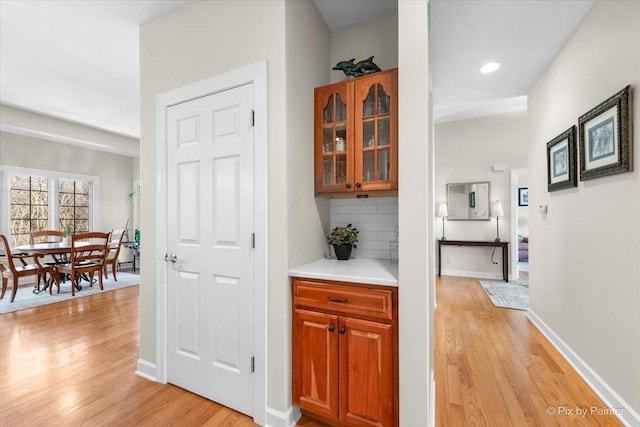 bar featuring tasteful backsplash, recessed lighting, light wood-style flooring, and baseboards