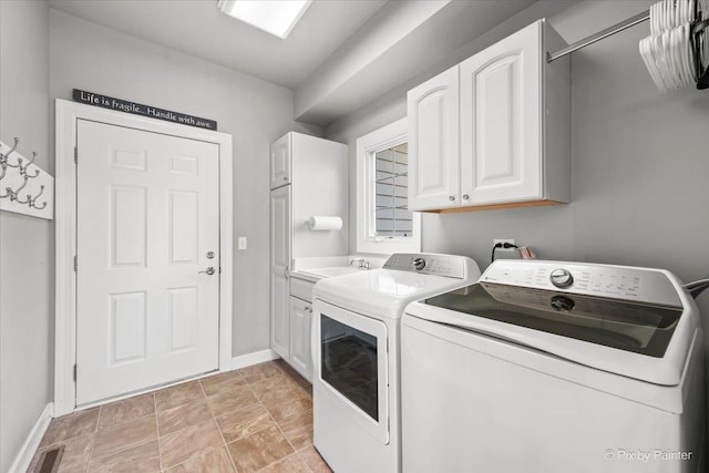 washroom featuring cabinet space, baseboards, visible vents, and independent washer and dryer