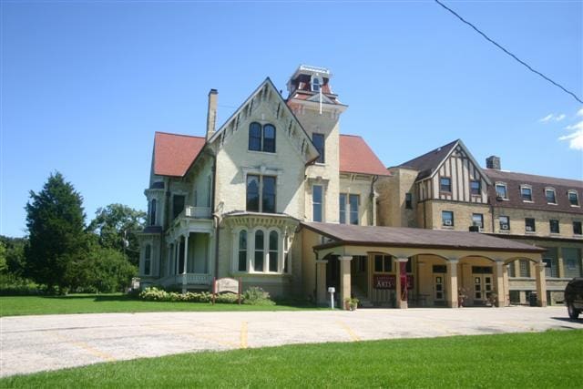 view of front of house featuring a front yard