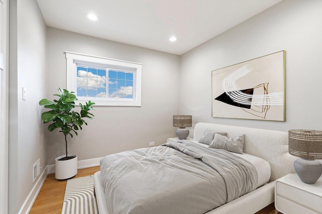 bedroom with light wood finished floors, visible vents, recessed lighting, and baseboards