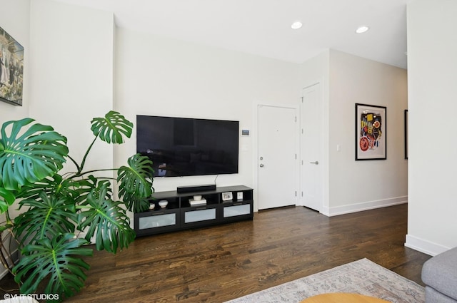 living area featuring recessed lighting, baseboards, and wood finished floors