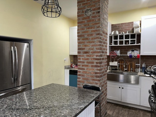 kitchen with dark wood finished floors, backsplash, freestanding refrigerator, a sink, and dishwashing machine