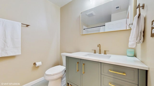 full bathroom with toilet, a shower with shower curtain, visible vents, vanity, and baseboards