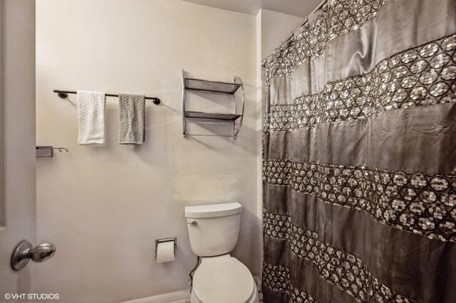 1501 E Churchill Dr Unit 104, Palatine, IL 60074 - bathroom featuring toilet, a shower with curtain, and baseboards