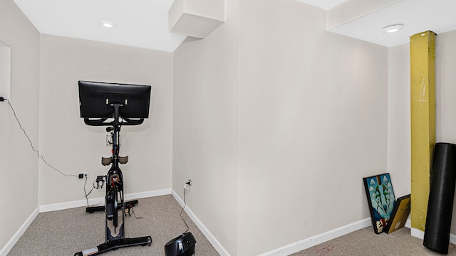 workout room featuring recessed lighting, carpet flooring, and baseboards