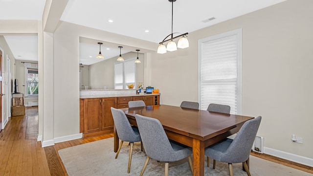 dining room featuring light wood finished floors, recessed lighting, visible vents, and baseboards