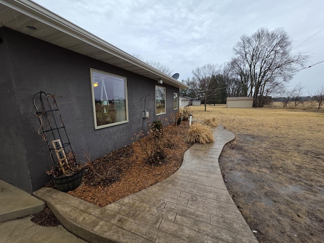 view of yard featuring an outbuilding