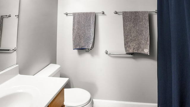 full bath featuring vanity, a shower with shower curtain, and toilet