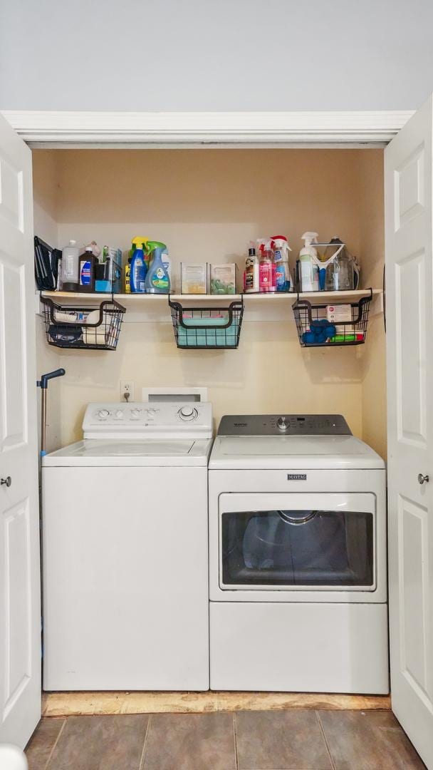 laundry area with laundry area and washer and clothes dryer