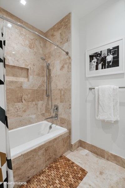 bathroom with tiled shower / bath