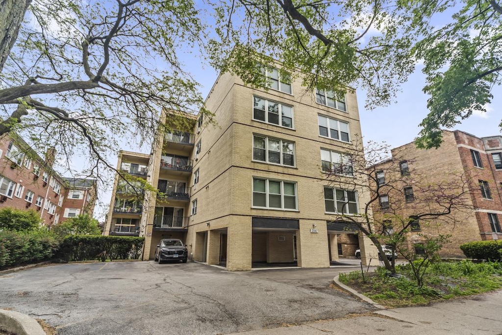 2141 Ridge Ave Unit 2B, Evanston, IL 60201 - view of apartment building / complex with uncovered parking