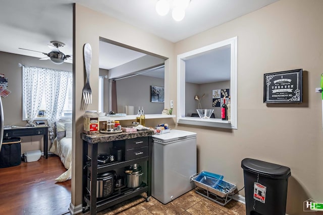 bathroom featuring ceiling fan