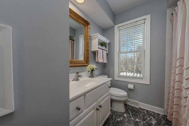 full bathroom with visible vents, toilet, curtained shower, baseboards, and vanity