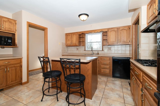 kitchen featuring a breakfast bar area, open shelves, a sink, black appliances, and tasteful backsplash