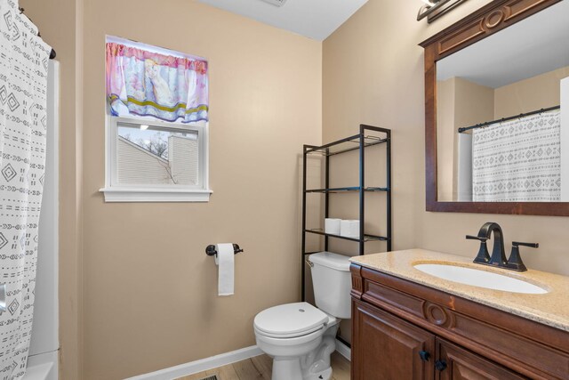 full bathroom featuring baseboards, vanity, toilet, and a shower with curtain