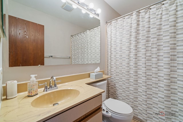 bathroom featuring visible vents, curtained shower, vanity, and toilet