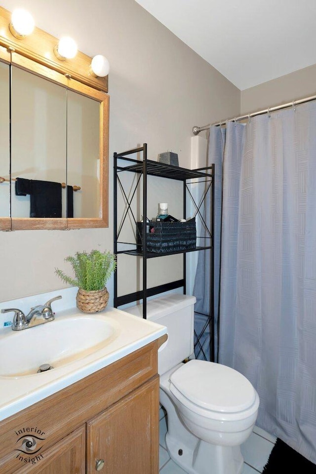 bathroom with a shower with curtain, vanity, and toilet