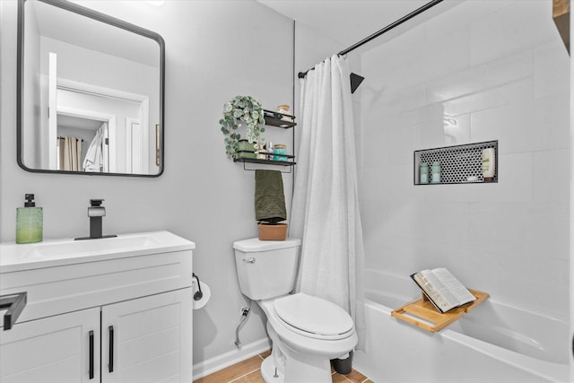 full bath featuring toilet, baseboards, shower / tub combo with curtain, and vanity