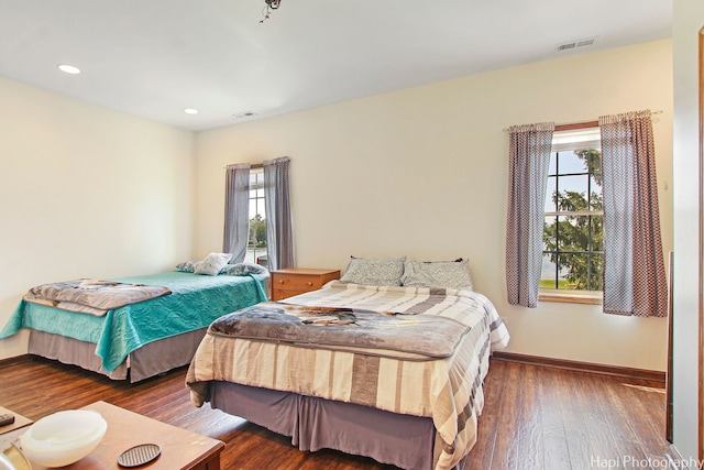 bedroom featuring baseboards, visible vents, hardwood / wood-style floors, and recessed lighting